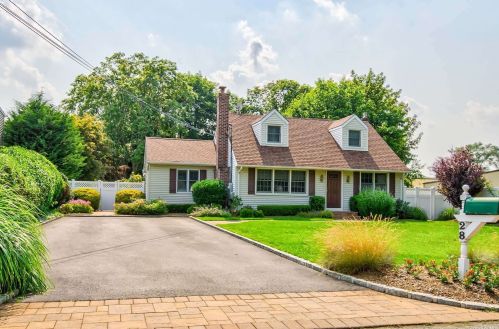 28 Cornell St, Elwood, NY 11731-1014