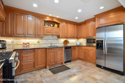16 Galway Dr, Hazlet NJ  07730-1112 exterior