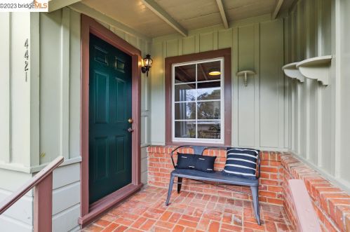 4421 Anderson Ave, Oakland, CA 94619-1618