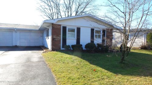 17 Blake Cir, Bricktown, NJ 08724-1906