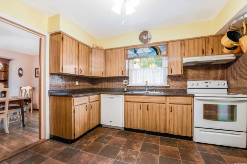 21 Mckinley Ave, North Lindenhurst, NY 11757-5925