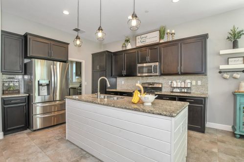 1870 Woodward Ave, Manteca CA  95337-8907 exterior