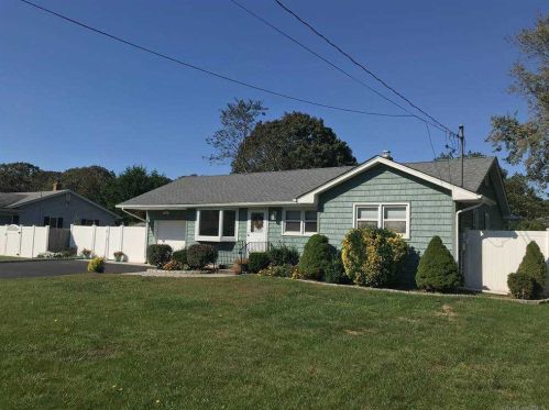 28 Lake Ave, Center Moriches, NY 11934-2514