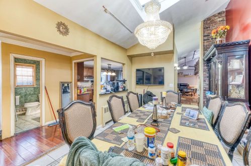 1 Greentree Cir, Westbury NY  11590-1510 exterior