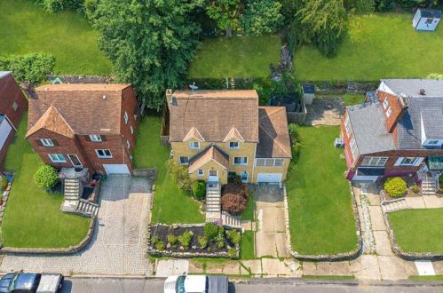 160 Summerfield Dr, Whitaker, PA 15120-3347