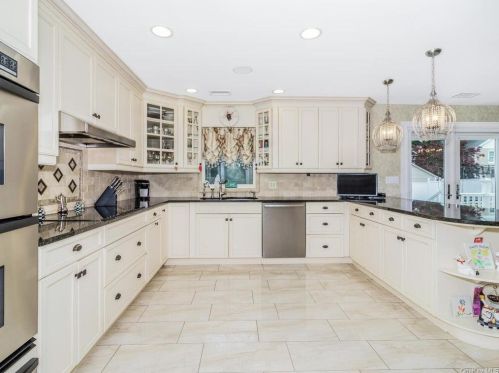 41 Ross Dr, Yorktown Hgts NY  10598-6420 exterior