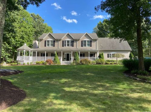 35 Sassinoro Dr, Tompkins Corners, NY 10579-2632