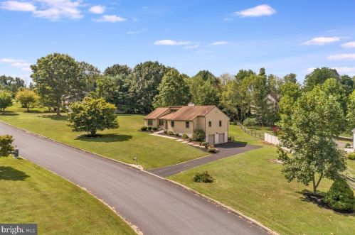 12 Seabury Ln, Downingtown, PA 19335-1544