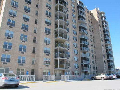 1 Strawberry Hill Ct, Stamford, CT 06902-2548