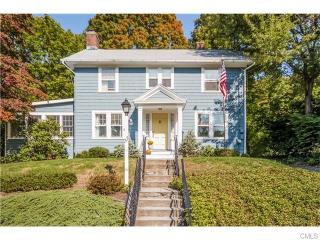 37 Hilltop Dr, Bridgeport, CT 06611-5106