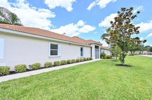 5862 Northridge Dr, Naples, FL 34110-2377