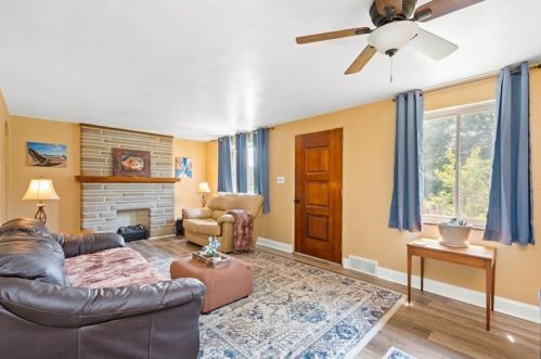 305 Sandy Dr, Glenshaw, PA 15116-1833