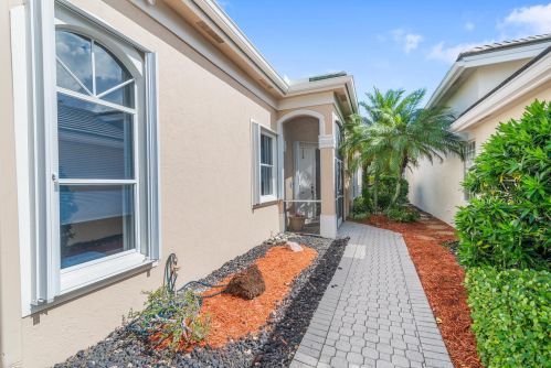 7692 Rockford Rd, Boynton Beach, FL 33472-2518