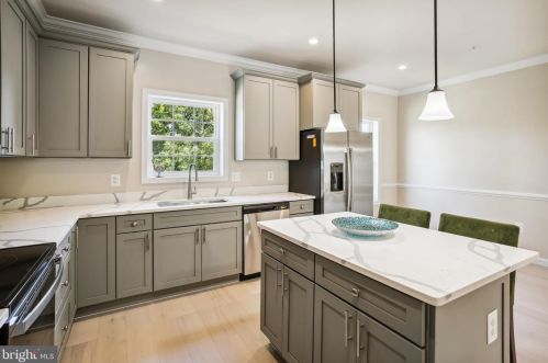 2433 Elvans Rd, Washington, DC 20020-3505