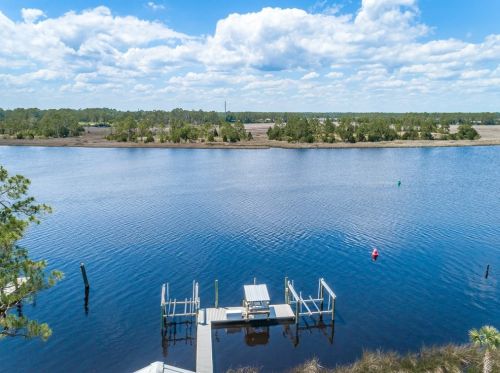 601 Riverview Dr, Carrabelle FL  32322-5054 exterior