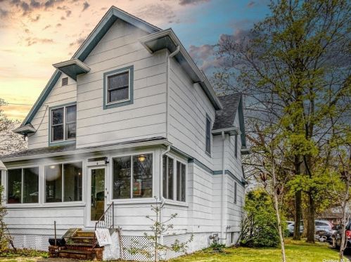 4 Commerce Pl, Islip Terrace, NY 11752-1508