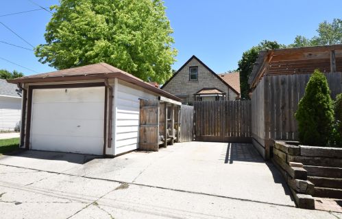 3009 77 St, Milwaukee WI 53222-5018 exterior