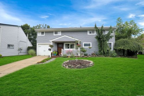 37 Wisteria Ln, North Wantagh, NY 11793-1308