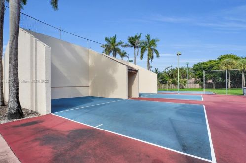 18126 61st Pl, Hialeah FL  33015-5601 exterior