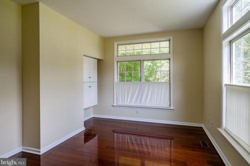 1042 Charter Oaks Dr, Lansdale PA exterior