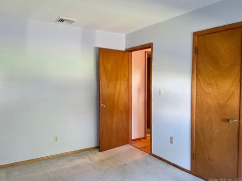 27 Wakeley St, Huntington CT 06484-4511 exterior