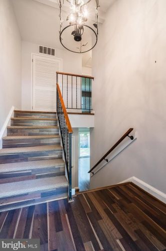 2031 Headlands Cir, Herndon VA  20191-3640 exterior