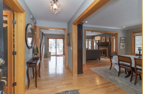 8761 Lakeview Rd, Minneapolis, MN 55438-1513