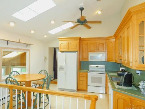 23 Old Coach Ln, Bridgeport, CT 06611-1613
