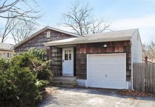 16 Wilson Ave, Selden, NY 11784-3520