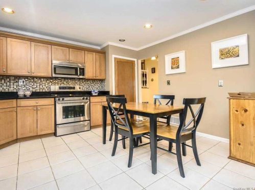 903 Gloucester Ct, Westbury NY  11590-5301 exterior