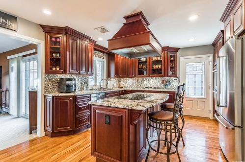 25 Phyllis Dr, Bethpage, NY 11714-6021