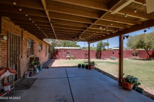 945 Prince Rd, Tucson AZ 85705-3026 exterior