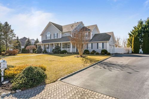 18 Sycamore St, Miller Place, NY 11764-3012