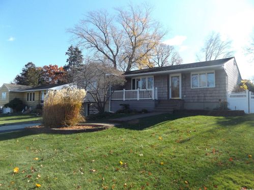 156 Boxwood Dr, San Remo, NY 11754-2916