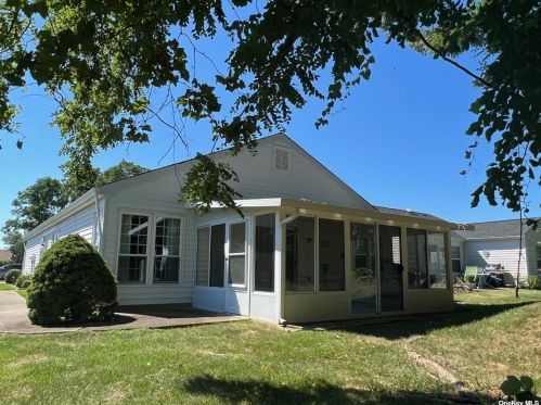 558 Stratford Ln, Panamoka, NY 11961-2038