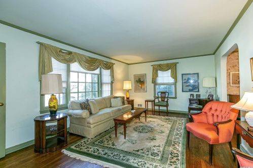 19 Wilwade Rd, Great Neck, NY 11020-1120