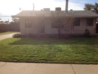 4176 Kenmore Dr, Fresno, CA 93703-2532