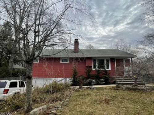 55 Iroquois Ave, Lincoln Park, NJ 07035-2324