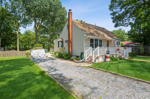 79 Somerset Ave, Manor Park NY  11950-4224 exterior