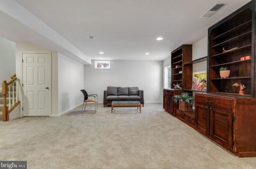 11 Broad Way, Lovettsville VA  20180-8608 exterior