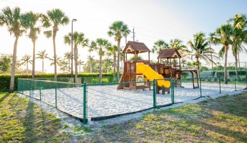 201 Santa Clara Dr, Naples FL  34104-5439 exterior