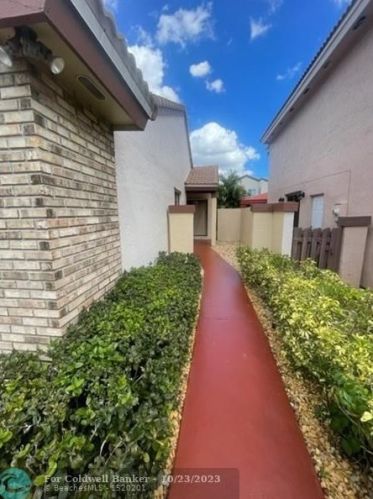 6245 175th Ter, Hialeah FL  33015-4438 exterior