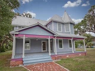 321 New Hampshire Ave, Tavares, FL 32778-3031