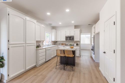 1470 Mcdonald Cir, Hollister, CA 95023-6743