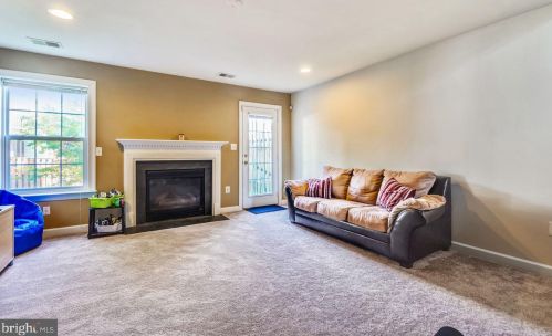 6102 Popes Creek Pl, Haymarket VA  20169-5421 exterior