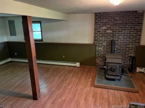 15 Lena Dr, Uncasville CT  06382-1405 exterior