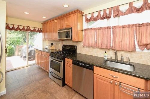 448 James St, N Milford NJ  07646-1022 exterior