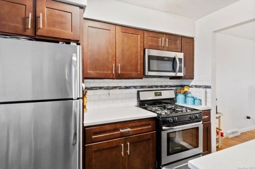 4033 Hill Ave, Bronx, NY 10466-2301