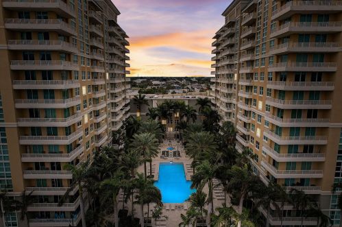 625 Casa Loma Blvd, Boynton Beach FL  33435-4152 exterior