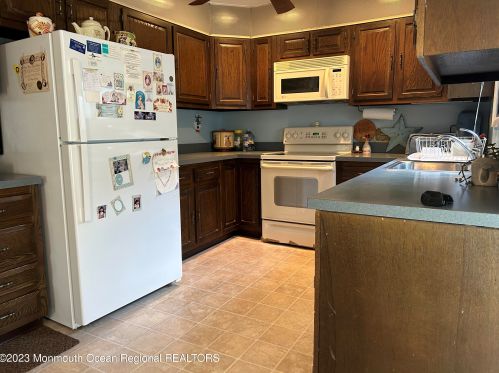 29 Hampton Ct, Tinton Falls NJ  07701-5407 exterior